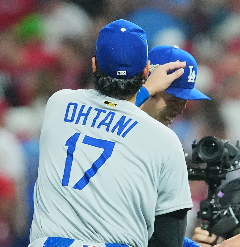 地区シリーズ・フィリーズ対ドジャース　9回に登板し最後を締めくくった佐々木は、大谷（左）に祝福を受ける（撮影・菅敏）