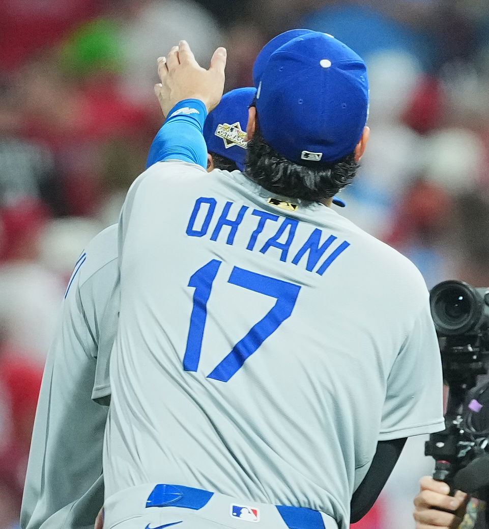 フィリーズ対ドジャース　最後を締めくくったドジャース佐々木は、大谷（背中）に手荒い祝福に笑顔（撮影・菅敏）