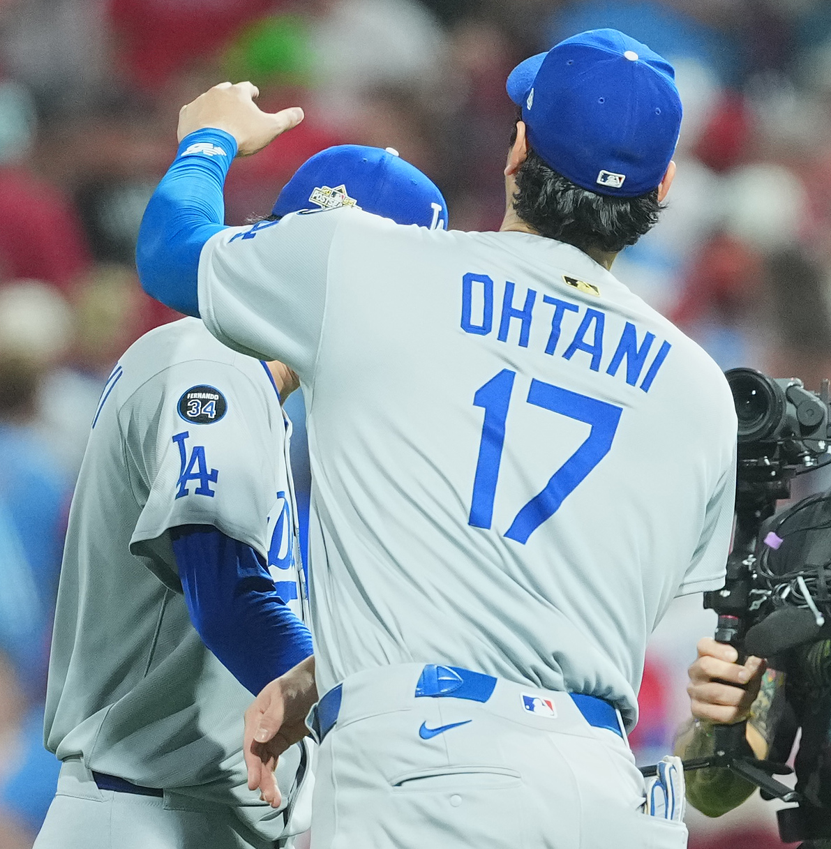 地区シリーズ・フィリーズ対ドジャース　9回に登板し最後を締めくくった佐々木は、大谷（右）に祝福を受ける（撮影・菅敏）