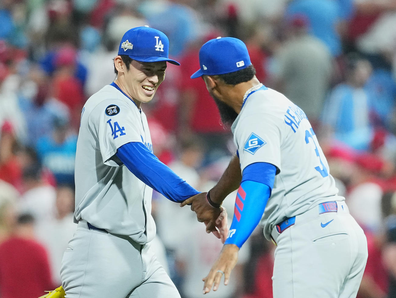 地区シリーズ・フィリーズ対ドジャース　9回に登板し最後を締めくくった佐々木は、T・ヘルナンデス（右）にタッチで迎えられる（撮影・菅敏）