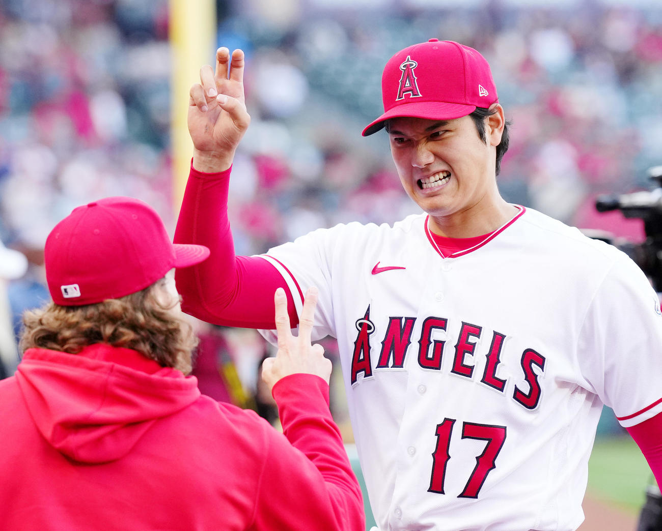 試合前、フィリップス（左）と気合を入れるエンゼルス大谷（2023年5月6日　撮影・菅敏）