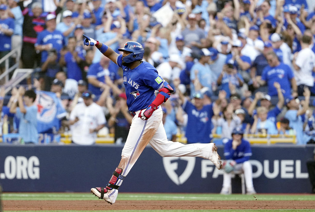 ヤンキース戦の4回、満塁本塁打を放ち塁を回るブルージェイズのゲレロ（共同）