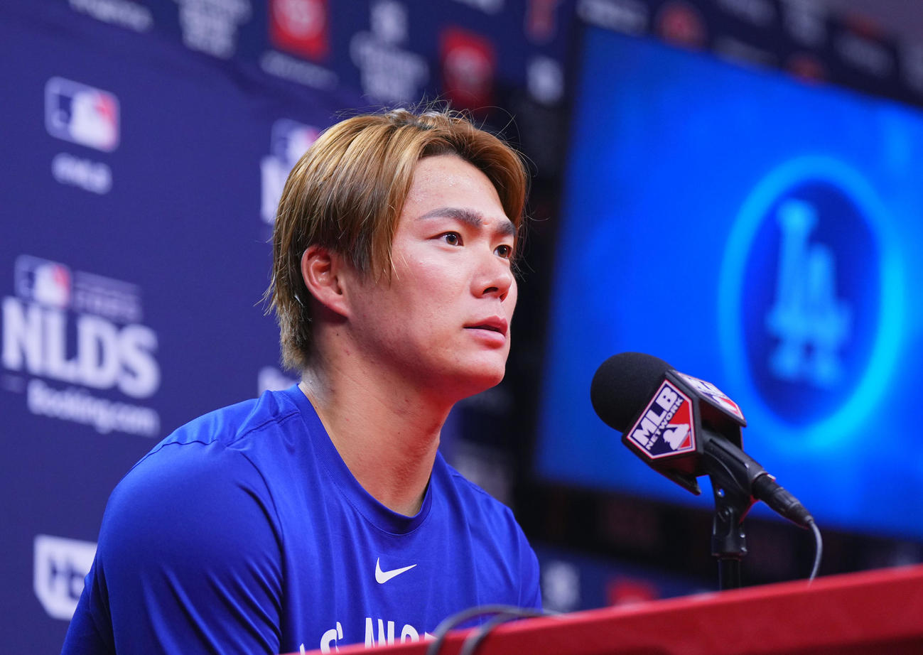 地区シリーズ・フィリーズ対ドジャース　第3戦目に先発予定のドジャース山本は、会見で抱負を話す（撮影・菅敏）