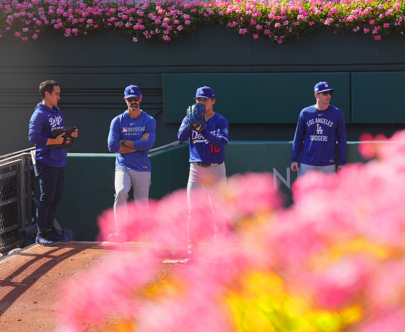 地区シリーズ・フィリーズ対ドジャース　試合前、ブルペンで投球練習をするドジャース山本（左から3人目）（撮影・菅敏）