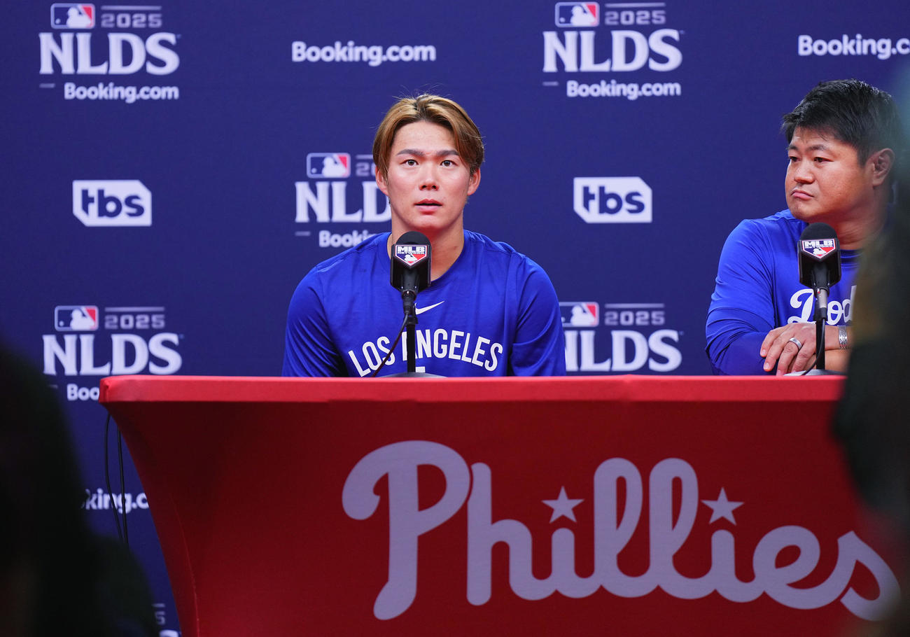 地区シリーズ・フィリーズ対ドジャース　第3戦目に先発予定のドジャース山本は、会見で抱負を話す（撮影・菅敏）