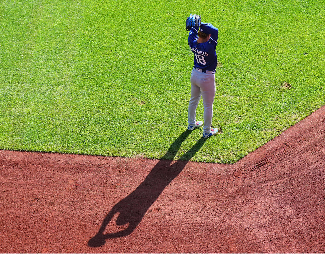 地区シリーズ・フィリーズ対ドジャース　試合前、キャッチボールをするドジャース山本（撮影・菅敏）