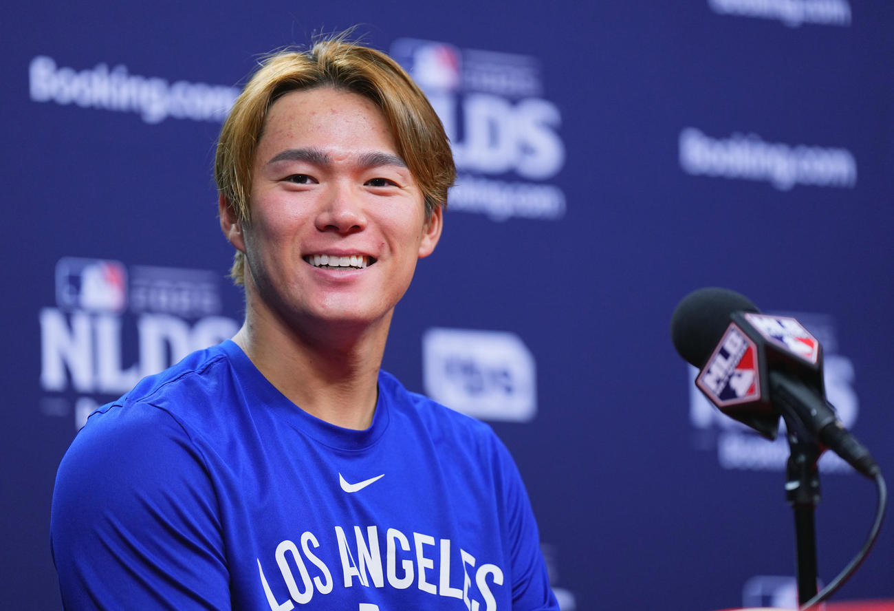 地区シリーズ・フィリーズ対ドジャース　第3戦目に先発予定のドジャース山本は、会見で抱負を話す（撮影・菅敏）