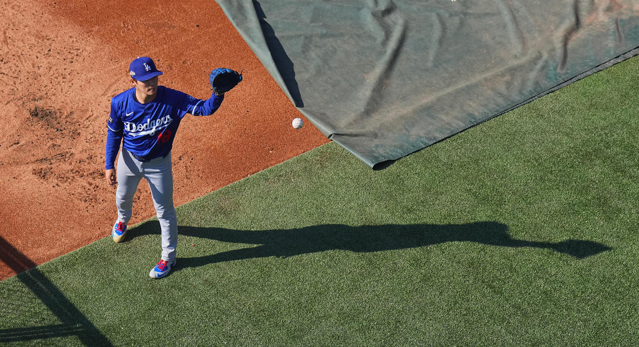 地区シリーズ・フィリーズ対ドジャース　試合前、ブルペンで投球練習をするドジャース山本（撮影・菅敏）