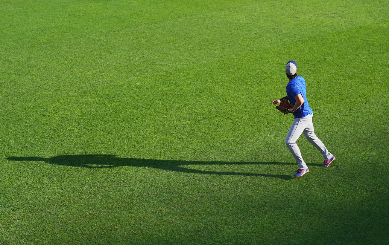 地区シリーズ・フィリーズ対ドジャース　試合前、キャッチボールを終え、外野で球拾いをするドジャース大谷（撮影・菅敏）