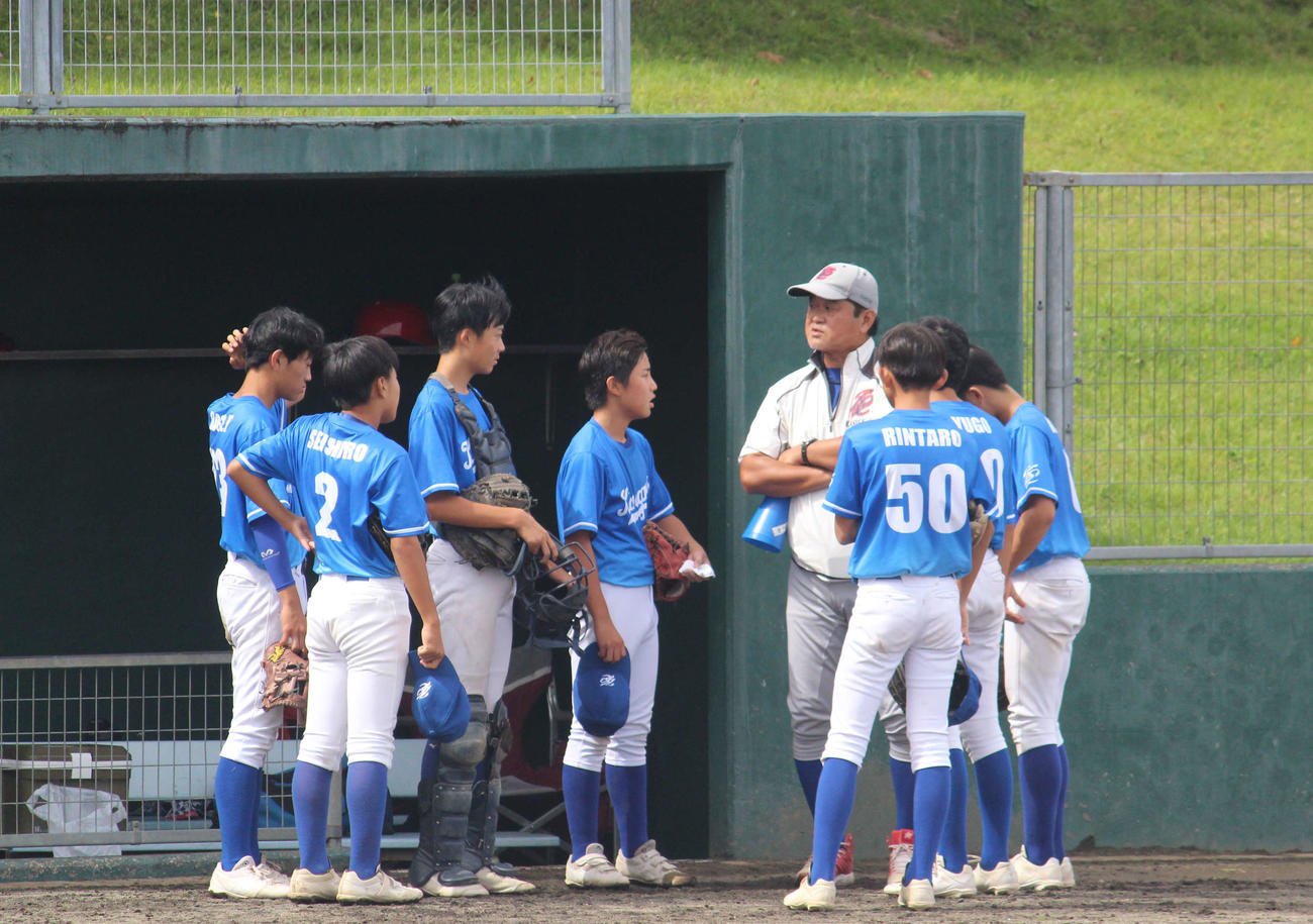 円陣で選手に声を掛ける金ケ崎リトルシニア大谷徹監督（撮影・久保賢吾）