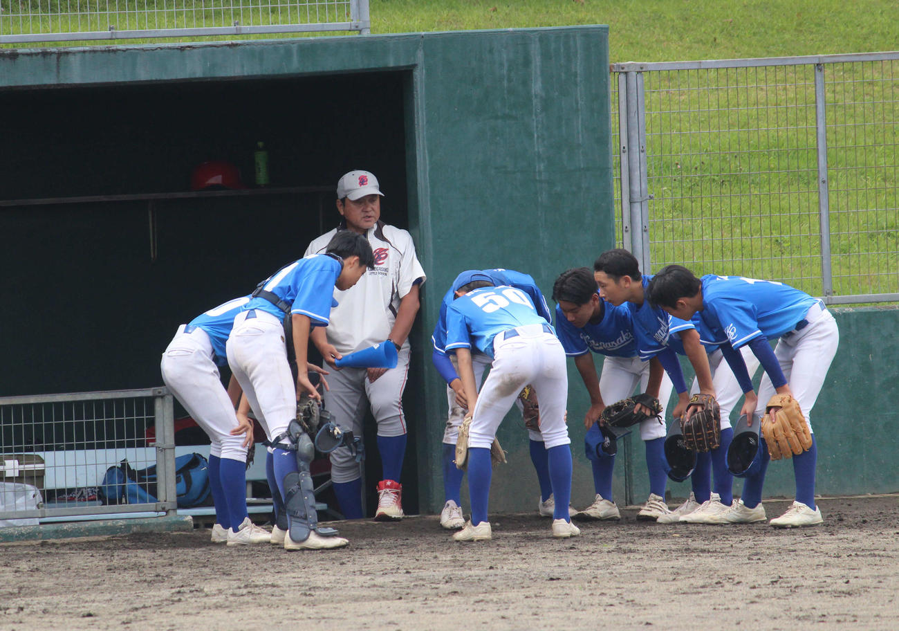 円陣で選手に声を掛ける金ケ崎リトルシニア大谷徹監督（撮影・久保賢吾）