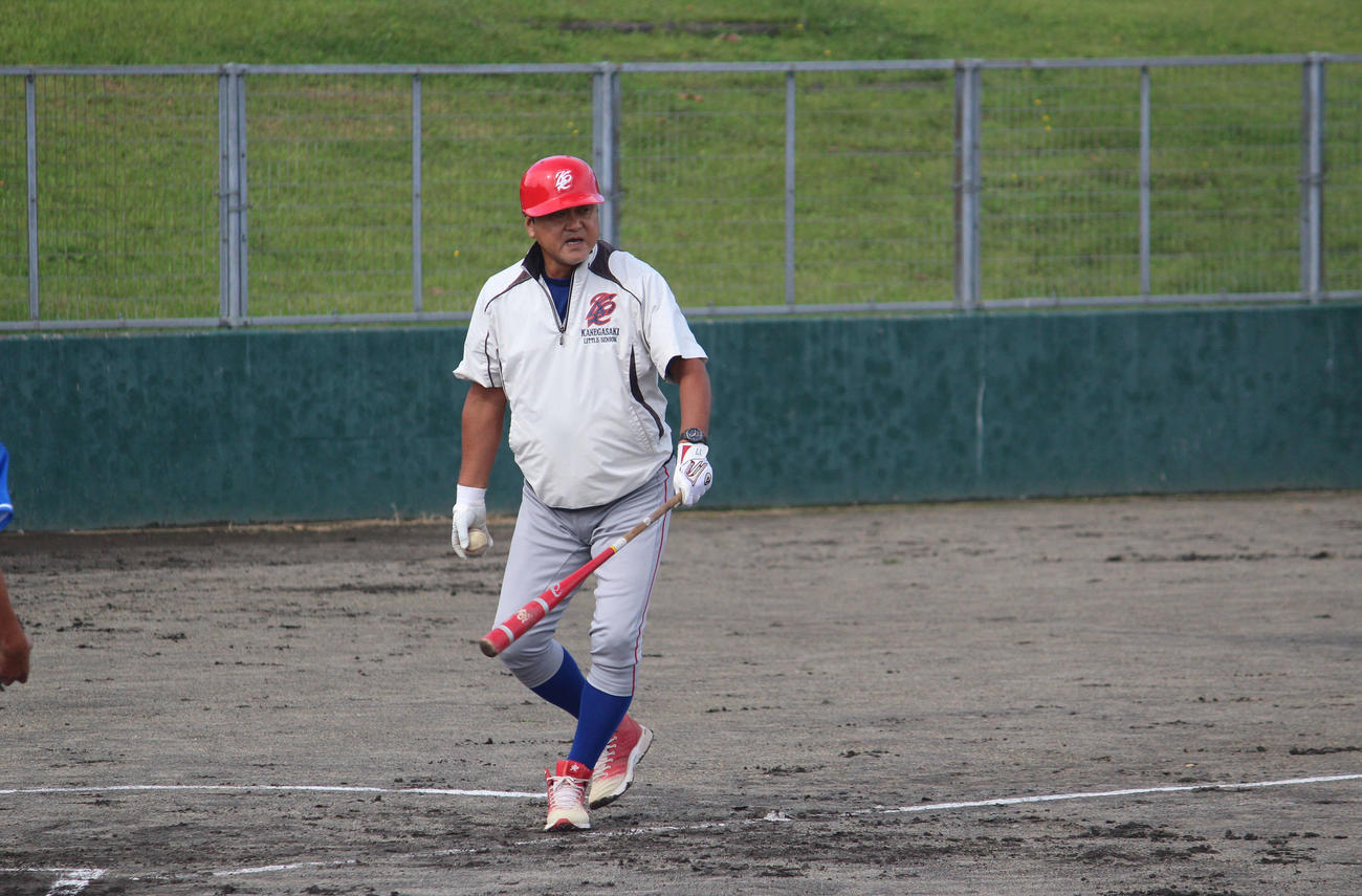 選手にノックする金ケ崎リトルシニア大谷徹監督（撮影・久保賢吾）