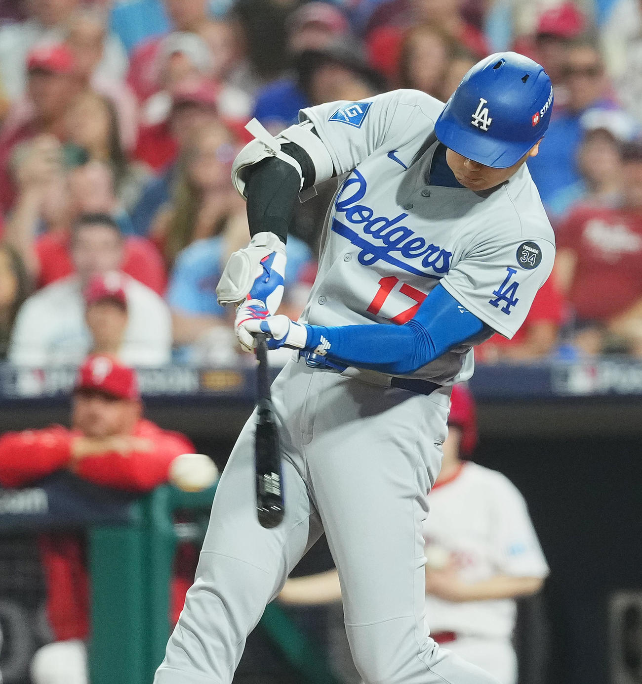 地区シリーズ・フィリーズ対ドジャース　7回表ドジャース2死一、二塁、右適時打を放つ大谷（撮影・菅敏）