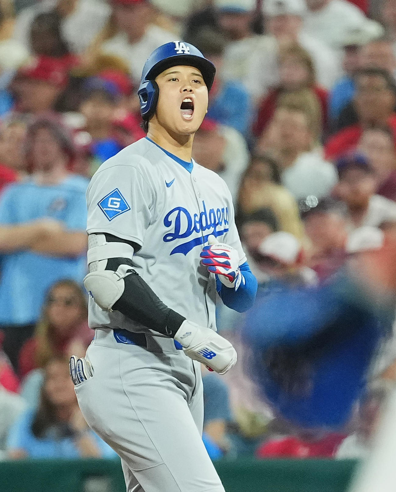 地区シリーズ・フィリーズ対ドジャース　7回表ドジャース2死一、二塁、右適時打を放ち、雄たけびを上げる大谷（撮影・菅敏）