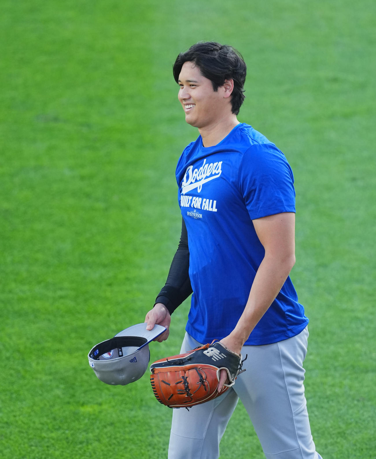 地区シリーズ・フィリーズ対ドジャース　試合前、笑顔でキャッチボールをするドジャース大谷（撮影・菅敏）