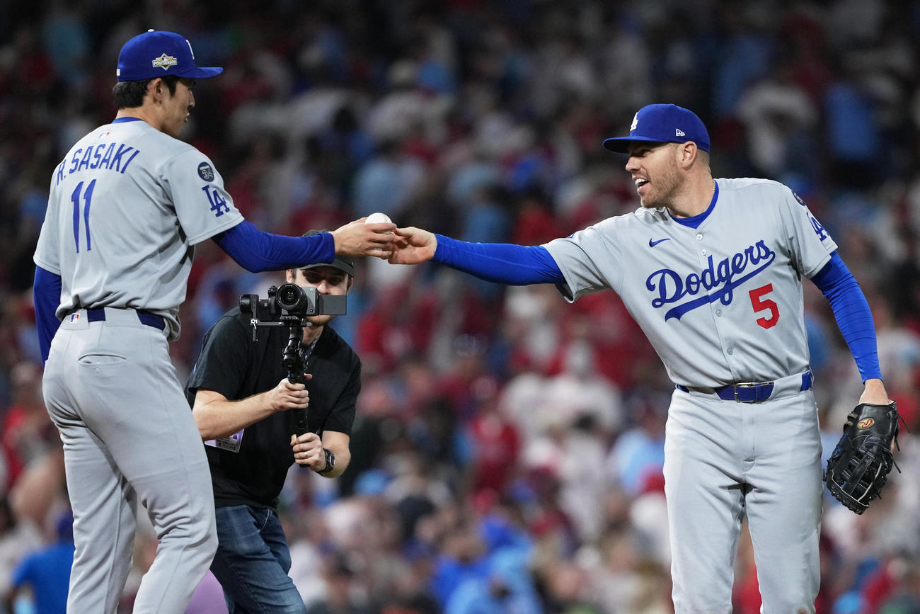 フィリーズを下し、フリーマンからウイニングボールを受け取る佐々木朗希（AP）