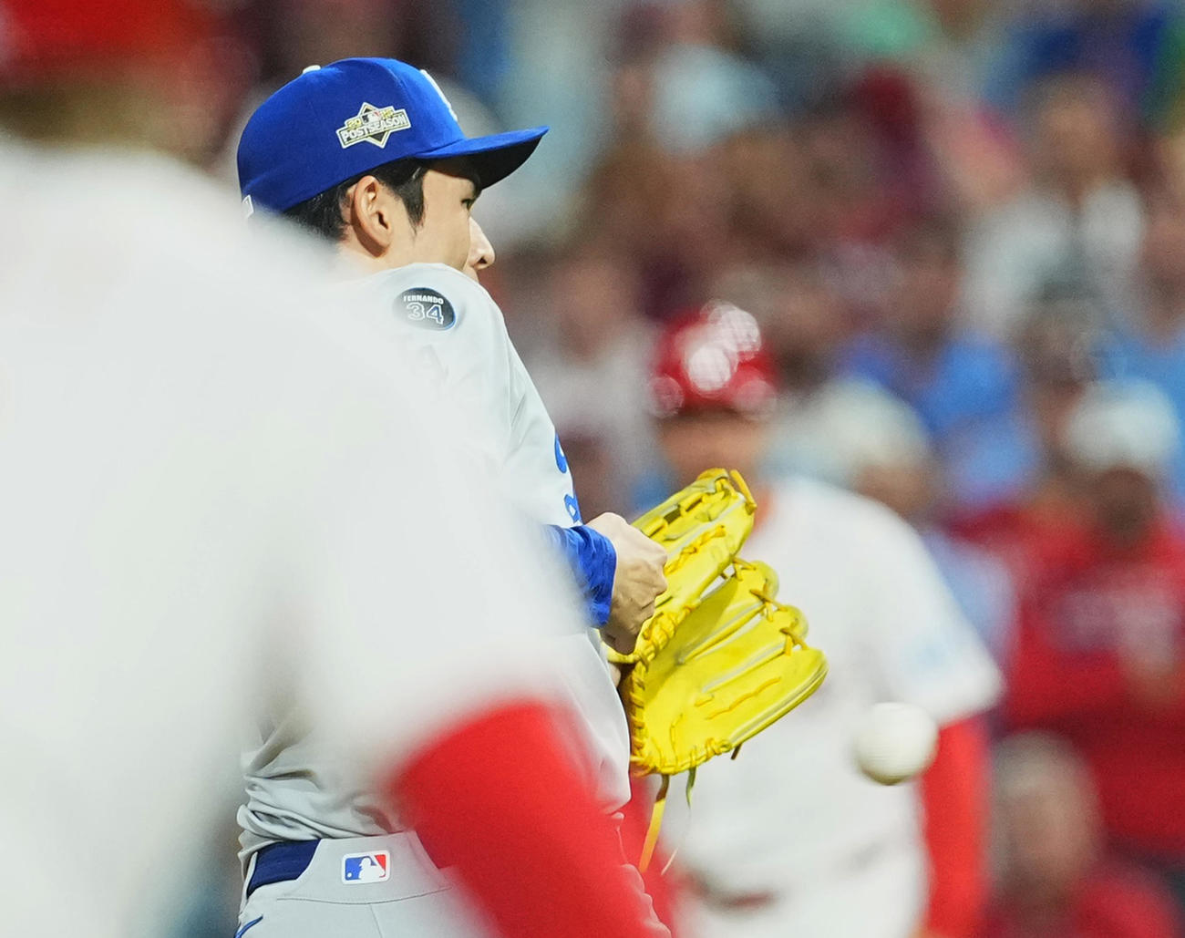 地区シリーズ・フィリーズ対ドジャース　9回裏フィリーズ2死一、三塁、ピンチの場面で登板しT・ターナーの二ゴロの打球に反応する佐々木（撮影・菅敏）