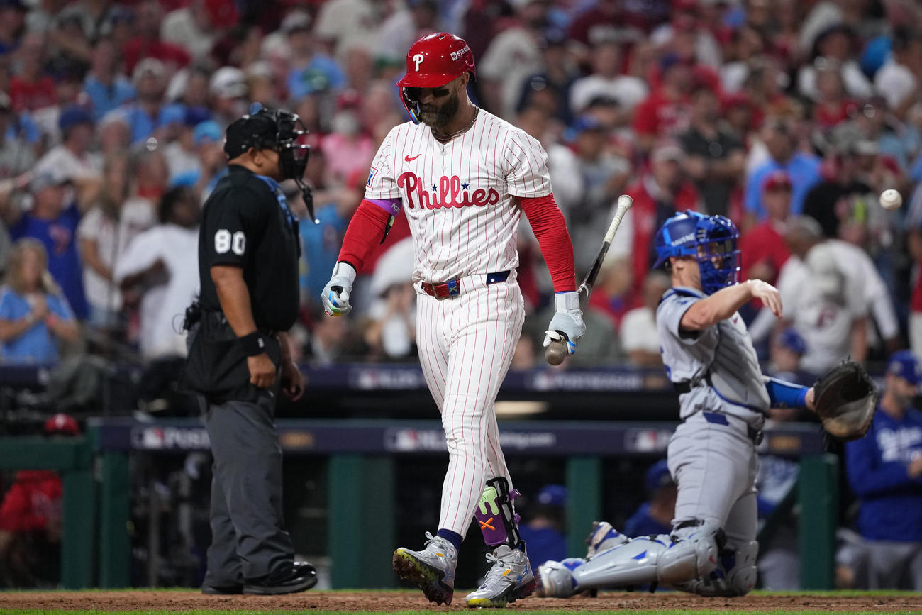 フィリーズ－ドジャース　6回、三振に倒れたブライス・ハーパー（AP）