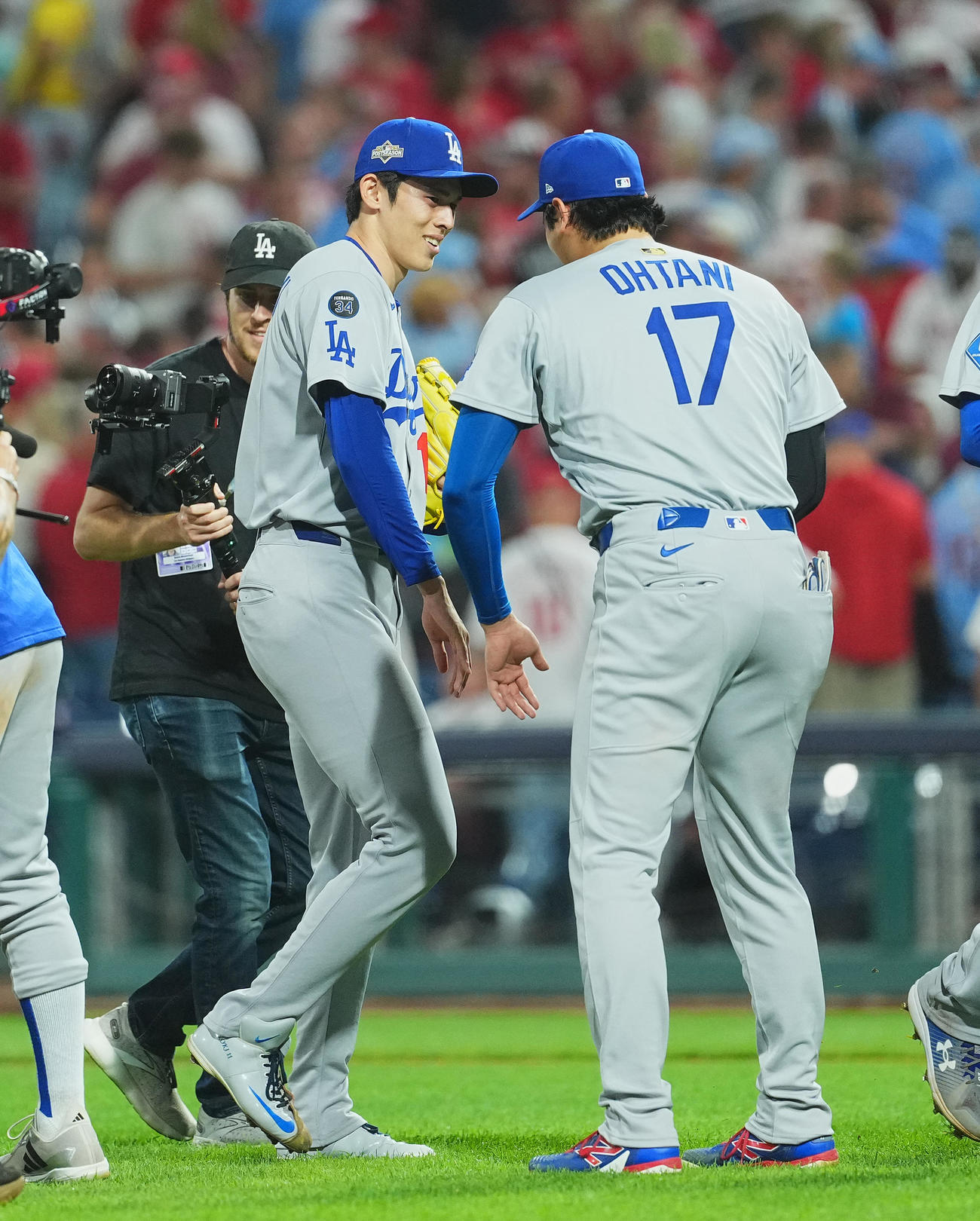 地区シリーズ・フィリーズ対ドジャース　9回裏フィリーズ2死一、三塁、T・ターナーを二ゴロに仕留めゲームセットとし、大谷（右）に迎えられる佐々木（撮影・菅敏）