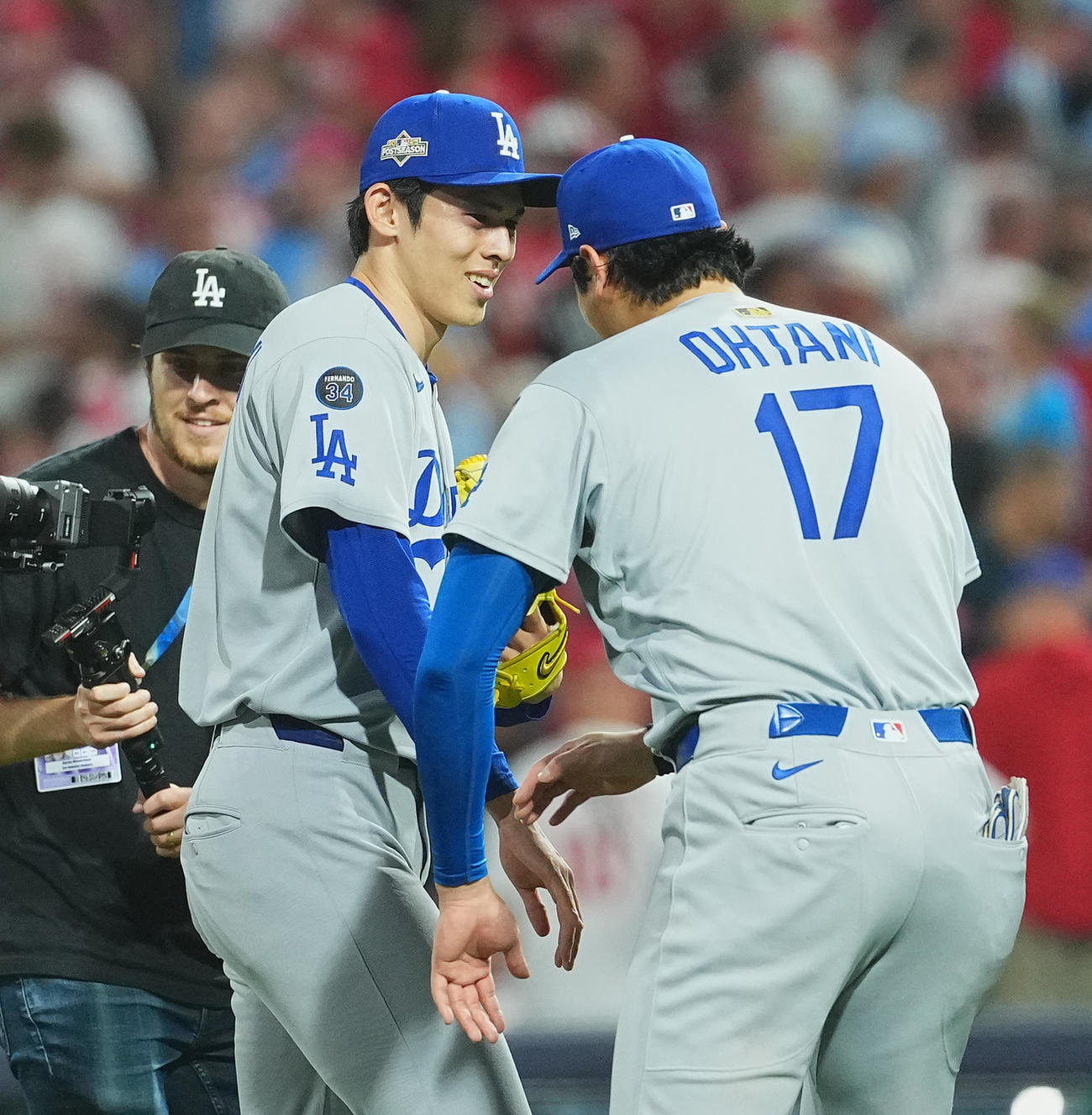 地区シリーズ・フィリーズ対ドジャース　9回裏フィリーズ2死一、三塁、T・ターナーを二ゴロに仕留めゲームセットとし、大谷（右）に迎えられる佐々木（撮影・菅敏）