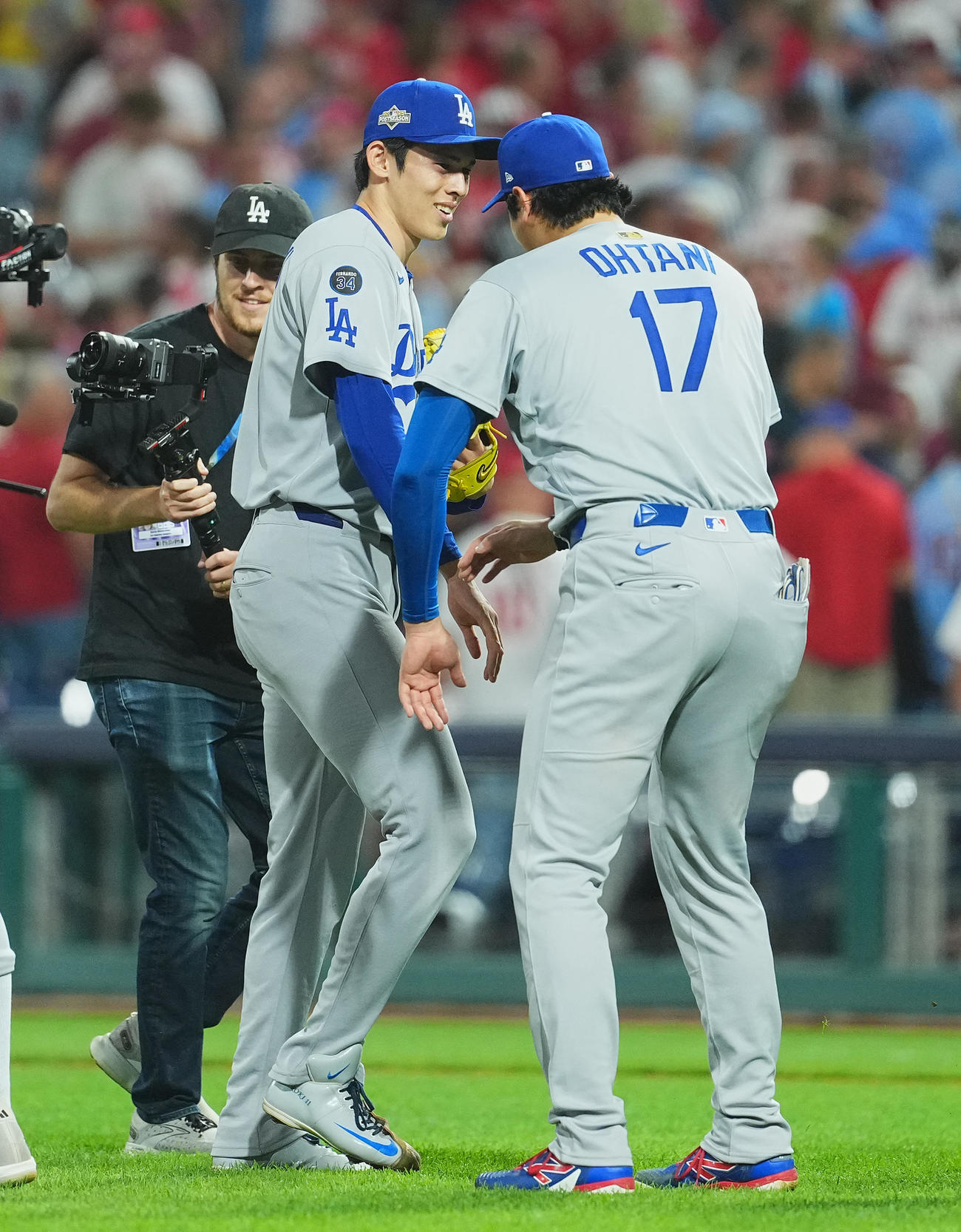 地区シリーズ・フィリーズ対ドジャース　9回裏フィリーズ2死一、三塁、T・ターナーを二ゴロに仕留めゲームセットとし、大谷（右）に迎えられる佐々木（撮影・菅敏）