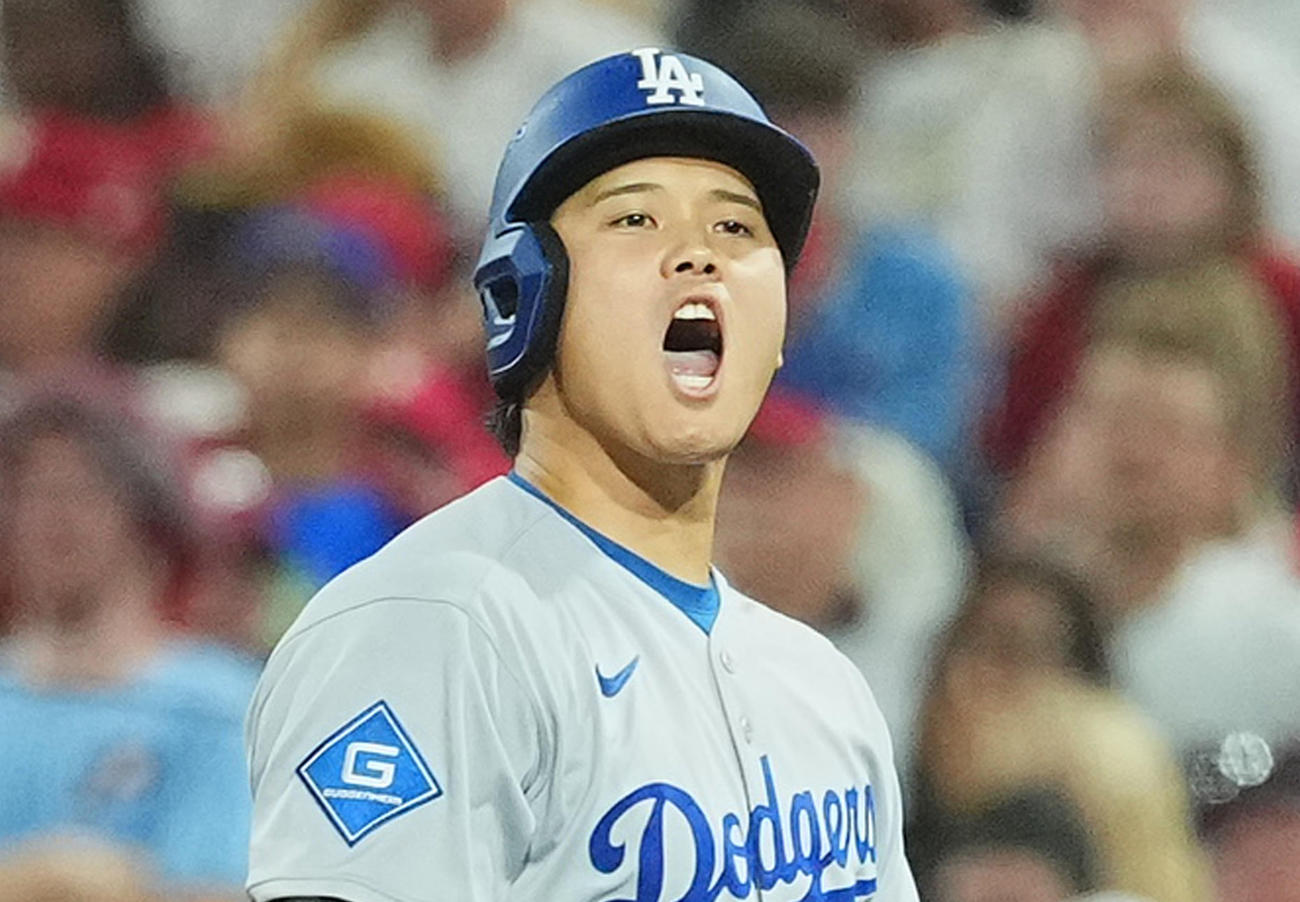 地区シリーズ・フィリーズ対ドジャース　7回表ドジャース2死一、二塁、右適時打を放ち、雄たけびを上げる大谷（撮影・菅敏）