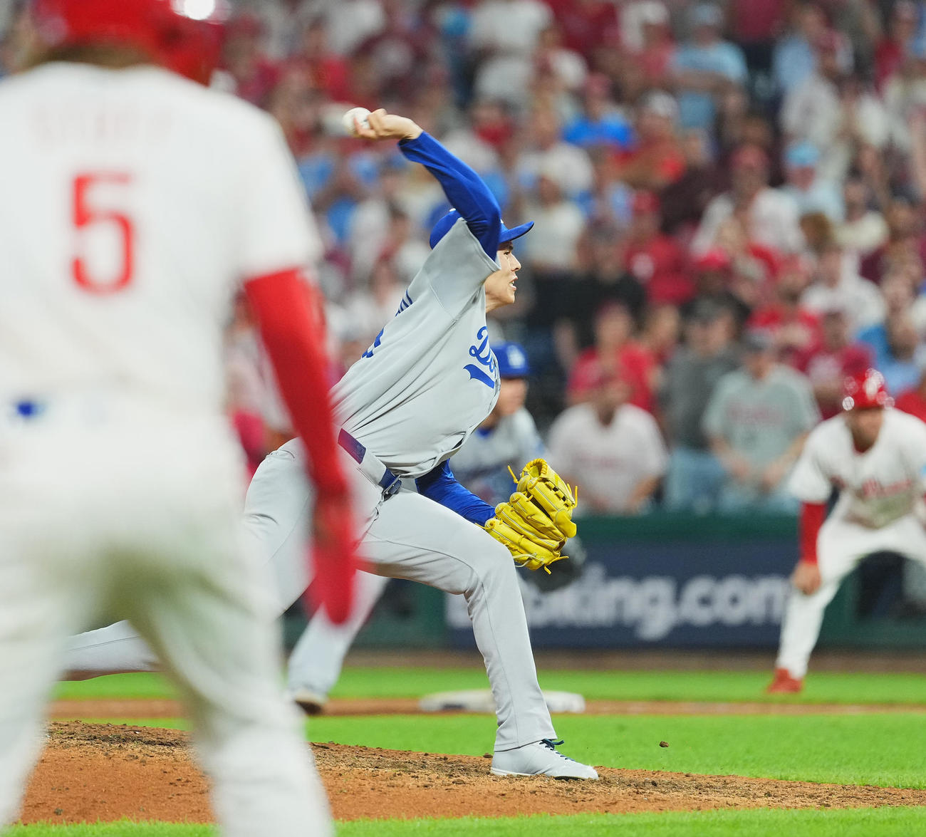 地区シリーズ・フィリーズ対ドジャース　9回裏フィリーズ2死一、三塁、ピンチの場面で登板しT・ターナーに対し投球する佐々木朗希（撮影・菅敏）