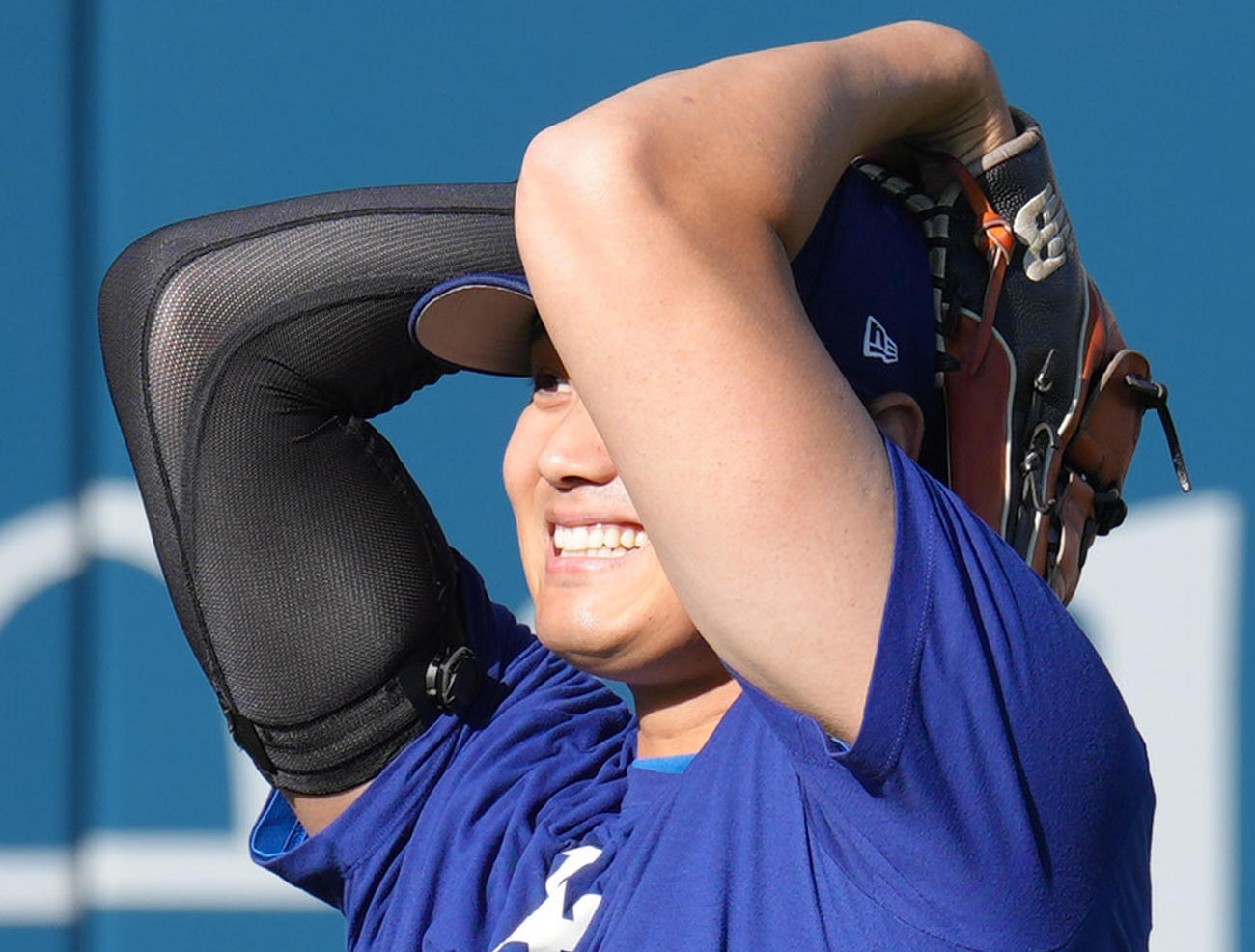 地区シリーズ・ドジャース対フィリーズ　試合前、キャッチボールをするドジャース大谷は、投球がそれて驚く（撮影・菅敏）