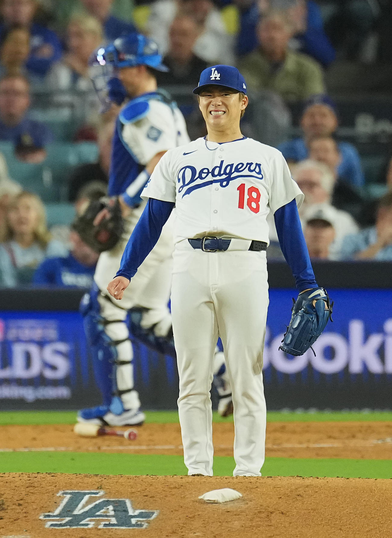 地区シリーズ・ドジャース対フィリーズ　5回表フィリーズ無死、ストットに右前打を打たれ、肩を落とす山本（撮影・菅敏）