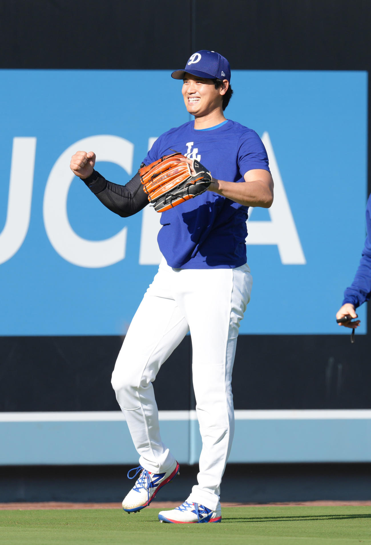 地区シリーズ・ドジャース対フィリーズ　試合前、キャッチボールの合間にガッツポーズを見せるドジャース大谷（撮影・菅敏）