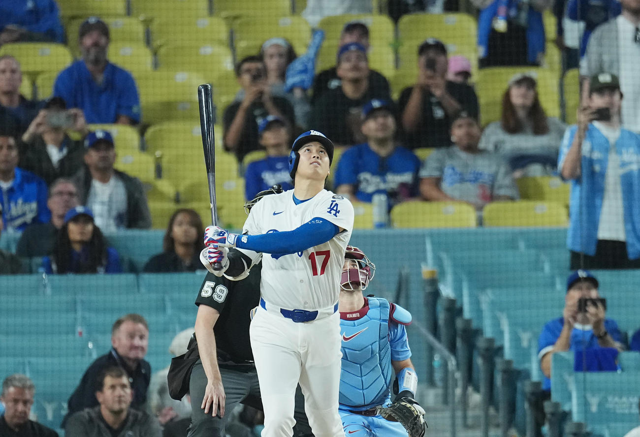 地区シリーズ・ドジャース対フィリーズ　9回裏ドジャース2死一、三塁、右飛に倒れ、ゲームセットとする大谷（撮影・菅敏）