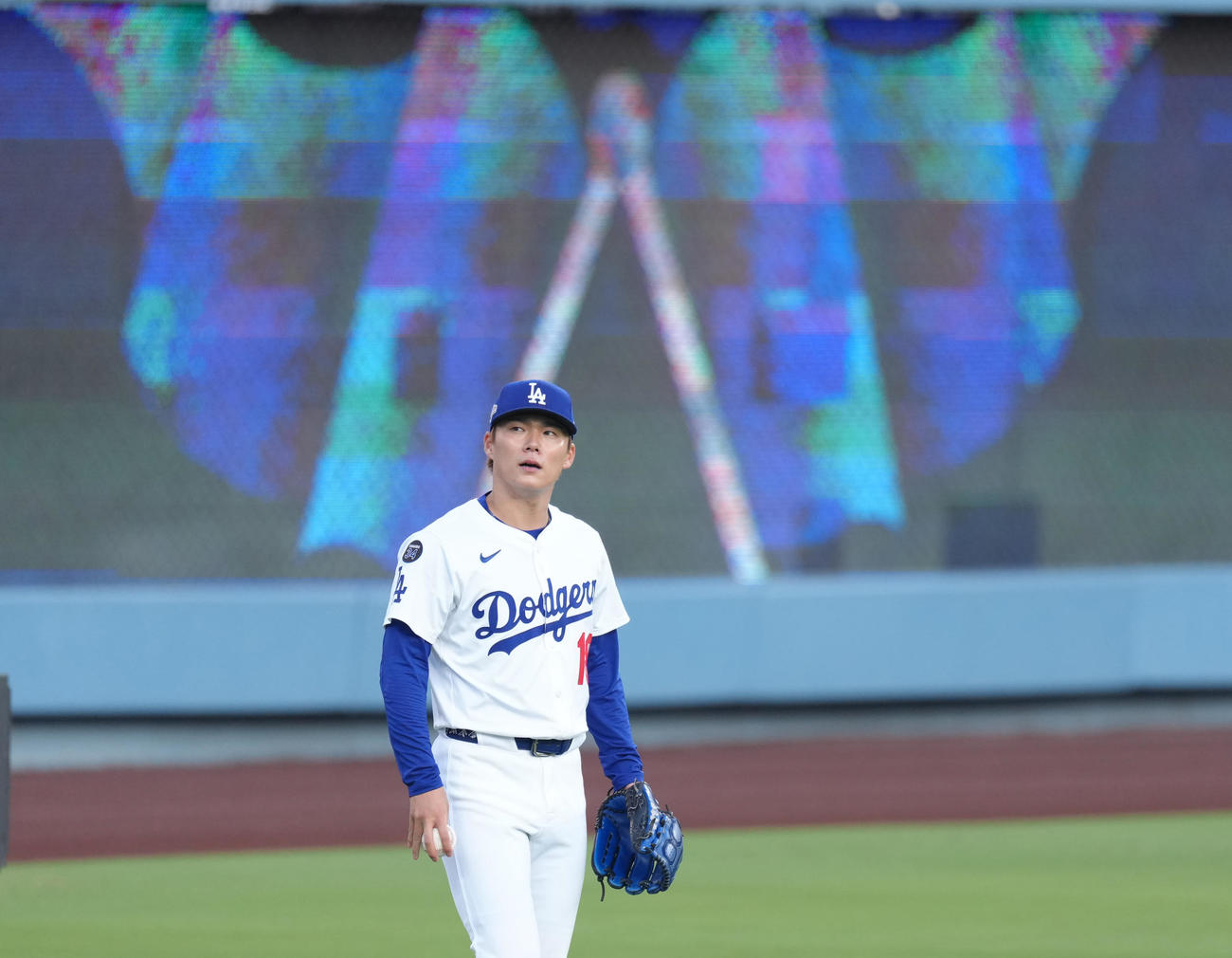 地区シリーズ・ドジャース対フィリーズ　試合前、アップをするドジャース先発の山本（撮影・菅敏）