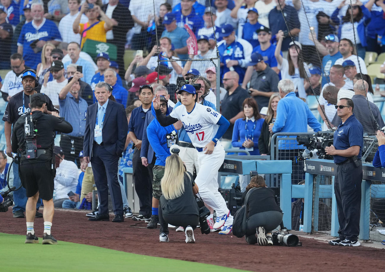 地区シリーズ・ドジャース対フィリーズ　試合前のセレモニーでコールされ、フィールドに登場するドジャース大谷（撮影・菅敏）