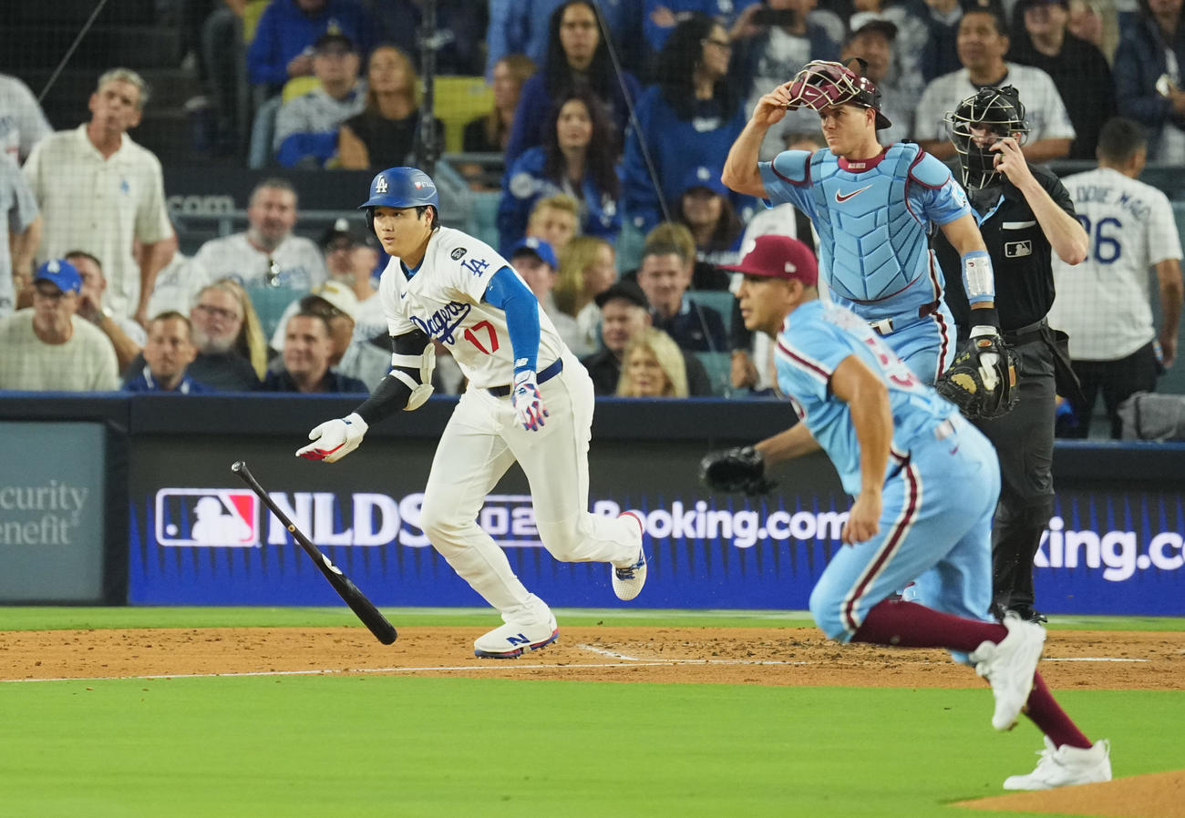 地区シリーズ・ドジャース対フィリーズ　3回裏ドジャース無死、一ゴロに倒れる大谷。投手スアレス（撮影・菅敏）