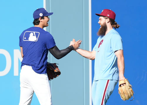 地区シリーズ・ドジャース対フィリーズ 試合前、フィリーズ・マーシュ(右)にあいさつするドジャース大谷(撮影・菅敏)