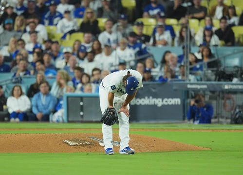 地区シリーズ・ドジャース対フィリーズ 8回表フィリーズ1死一塁、シュワバーに2点本塁打を打たれ、肩を落とすカーショー(撮影・菅敏)