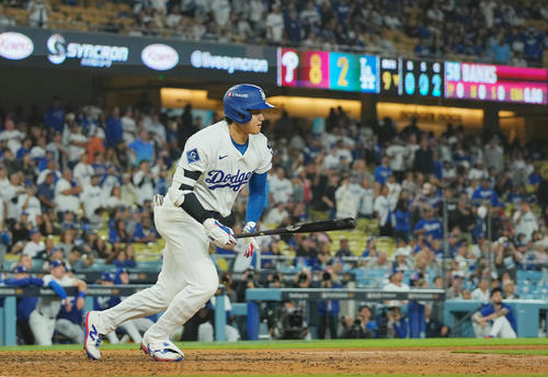 地区シリーズ・ドジャース対フィリーズ 9回裏ドジャース2死一、三塁、右飛に倒れ、ゲームセットとする大谷(撮影・菅敏)