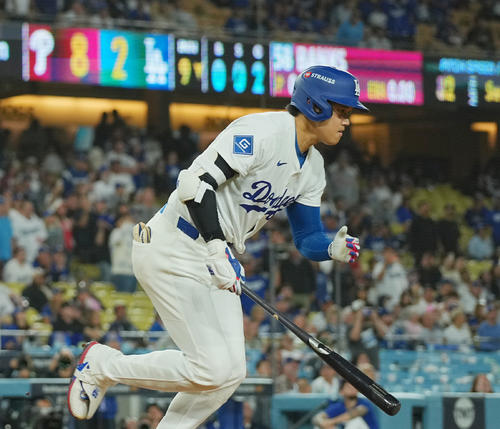 地区シリーズ・ドジャース対フィリーズ 9回裏ドジャース2死一、三塁、右飛に倒れ、ゲームセットとする大谷(撮影・菅敏)