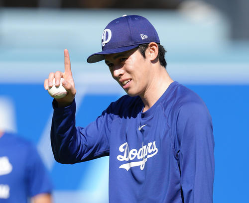 地区シリーズ・ドジャース対フィリーズ 試合前、キャッチボールの合間にポーズをとるドジャース佐々木(撮影・菅敏)