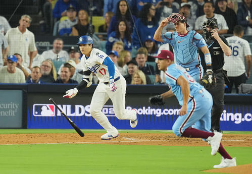 地区シリーズ・ドジャース対フィリーズ 3回裏ドジャース無死、一ゴロに倒れる大谷。投手スアレス(撮影・菅敏)