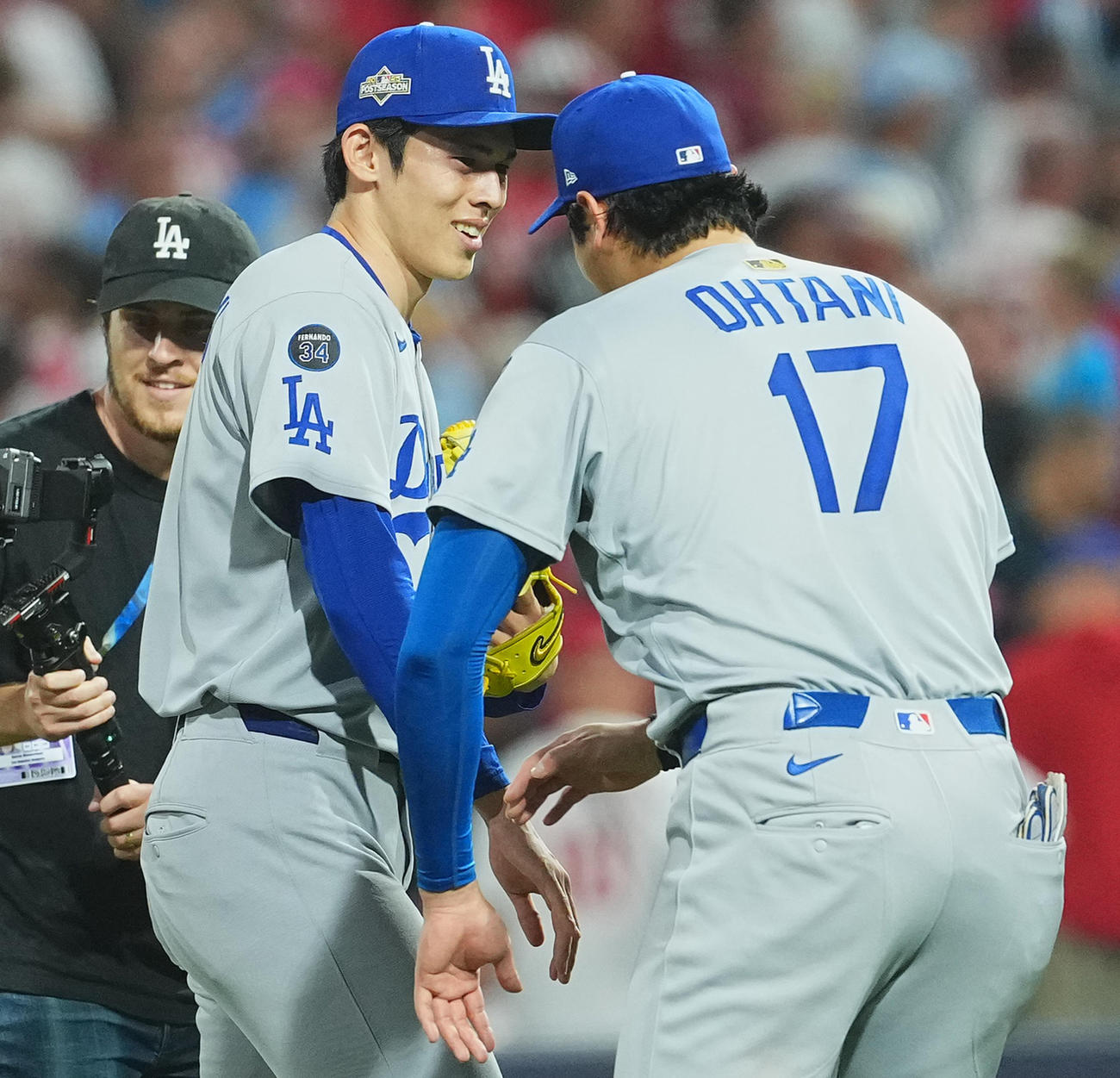 地区シリーズ・フィリーズ対ドジャース　9回裏フィリーズ2死一、三塁、T・ターナーを二ゴロに仕留めゲームセットとし、大谷（右）に迎えられる佐々木（撮影・菅敏）