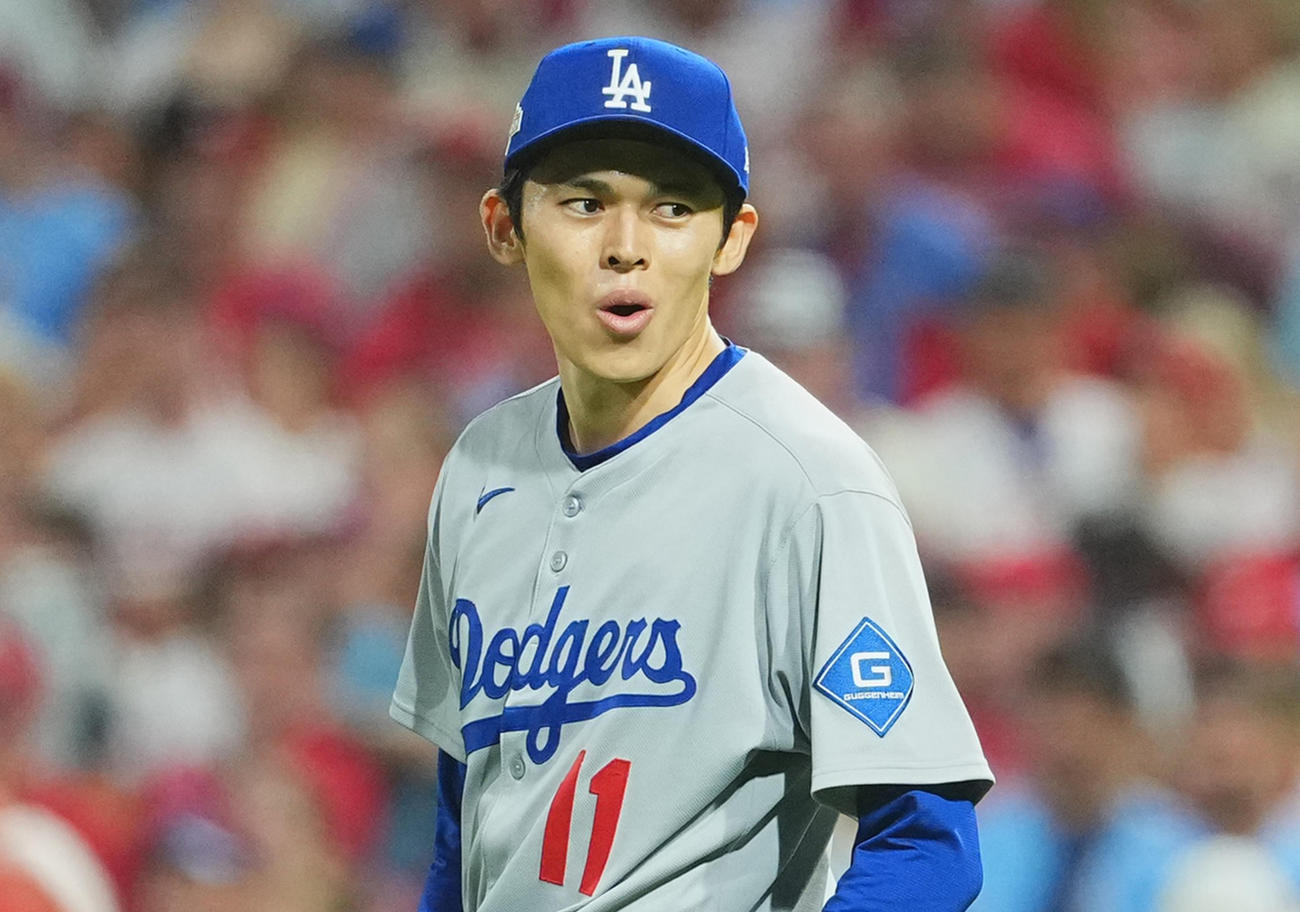 地区シリーズ・フィリーズ対ドジャース　9回裏フィリーズ2死一、三塁、ピンチの場面で登板しT・ターナーの二ゴロに打ち取り、ホッとした表情を見せる佐々木（撮影・菅敏）