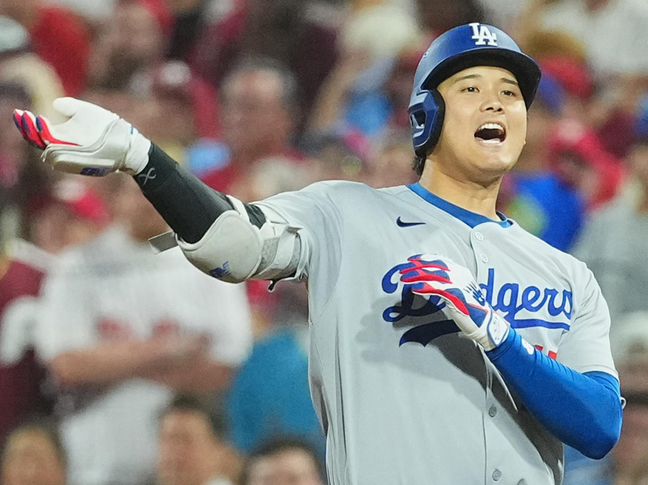 地区シリーズ・フィリーズ対ドジャース　7回表ドジャース2死一、二塁、右適時打を放ち、雄たけびを上げる大谷（撮影・菅敏）