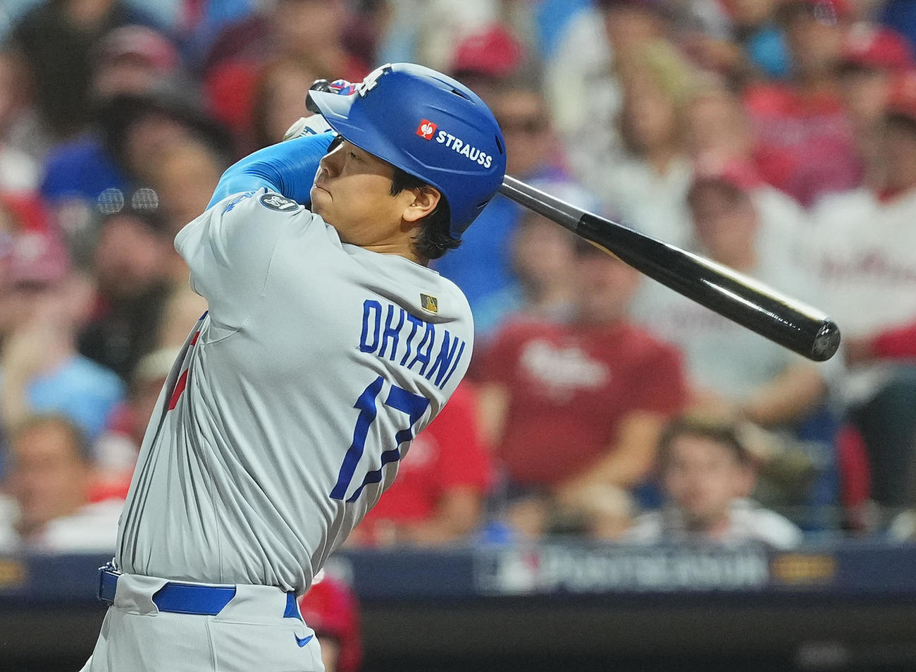 地区シリーズ・フィリーズ対ドジャース　7回表ドジャース2死一、二塁、右適時打を放つ大谷（撮影・菅敏）