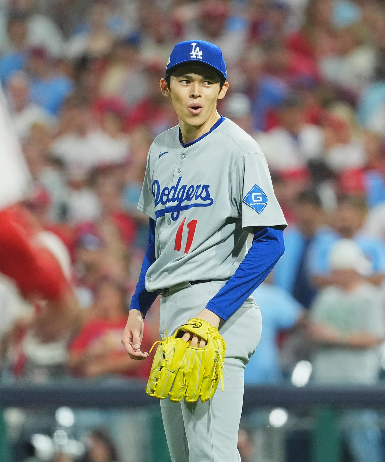 地区シリーズ・フィリーズ対ドジャース　9回裏フィリーズ2死一、三塁、ピンチの場面で登板しT・ターナーの二ゴロに打ち取り、ホッとした表情を見せる佐々木（撮影・菅敏）