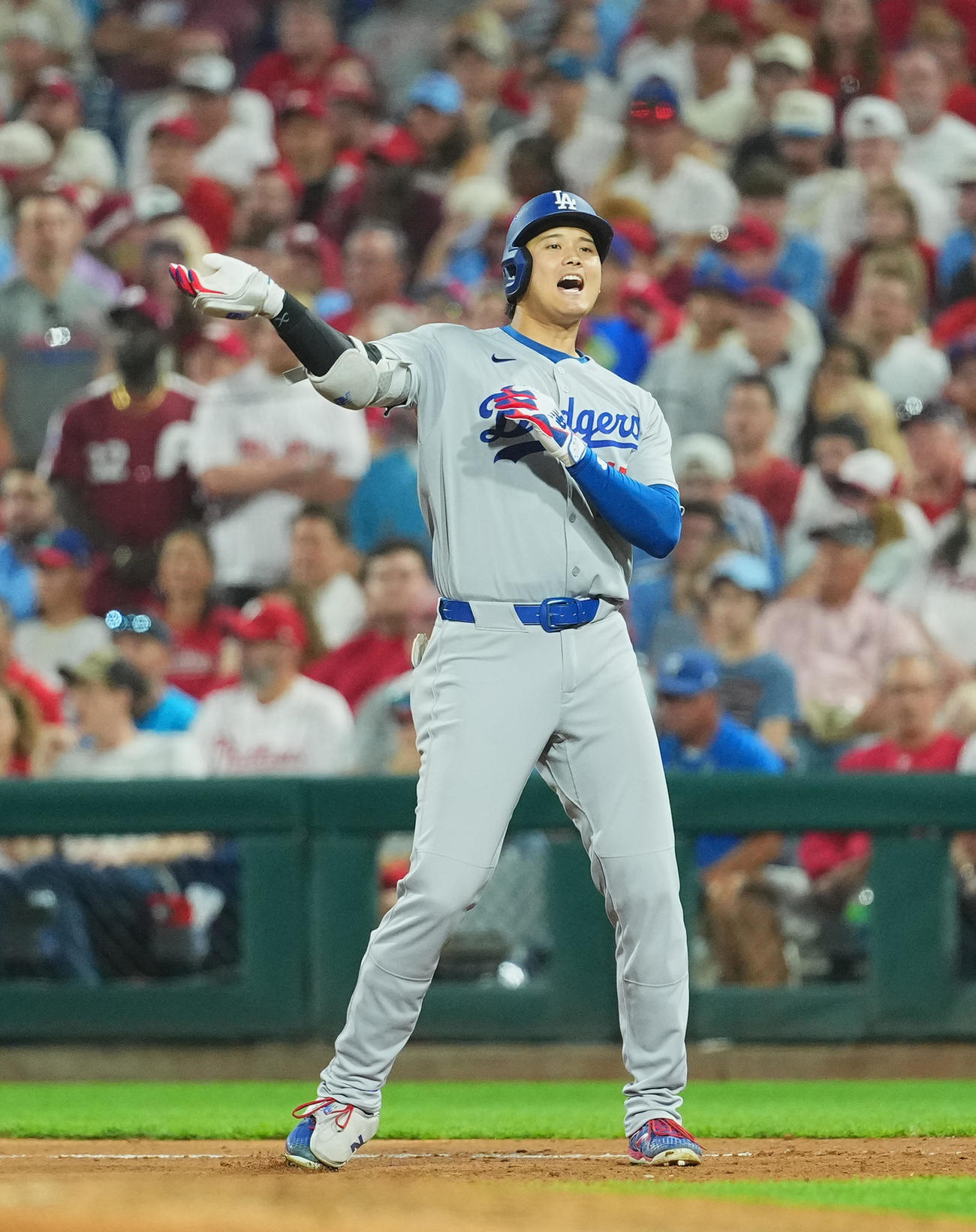 地区シリーズ・フィリーズ対ドジャース　7回表ドジャース2死一、二塁、右適時打を放ち、雄たけびを上げる大谷（撮影・菅敏）