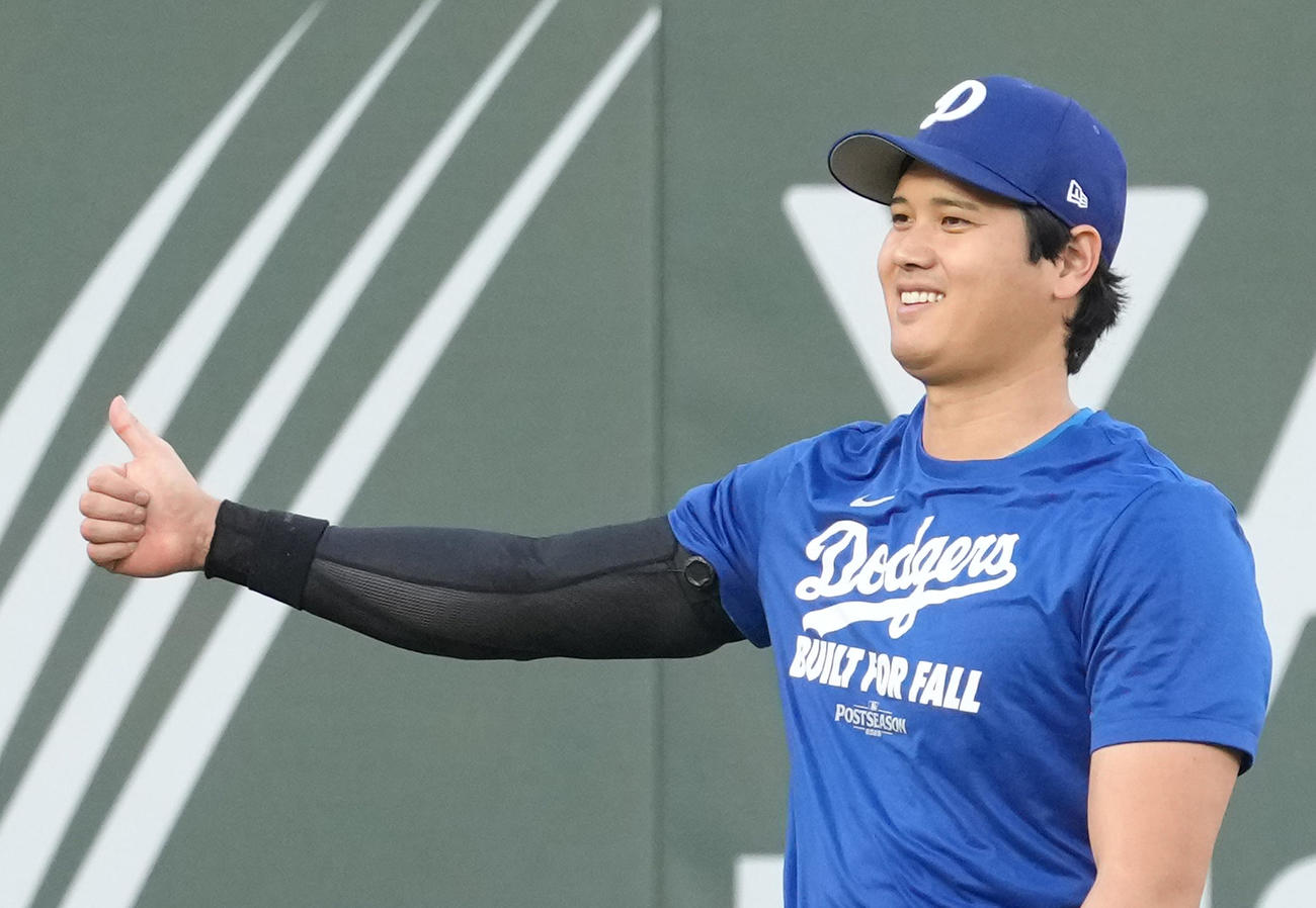 地区シリーズ・ドジャース対フィリーズ　前日練習で調整するドジャース大谷は、同僚に向かってサムズアップポーズを見せる（撮影・菅敏）