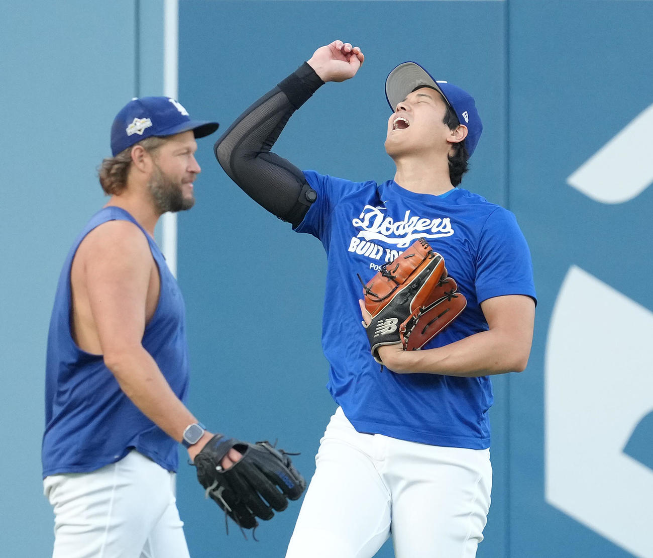 地区シリーズ・ドジャース対フィリーズ　前日練習で調整するドジャース大谷は、キャッチボールの合間に叫ぶ。左はカーショー（撮影・菅敏）
