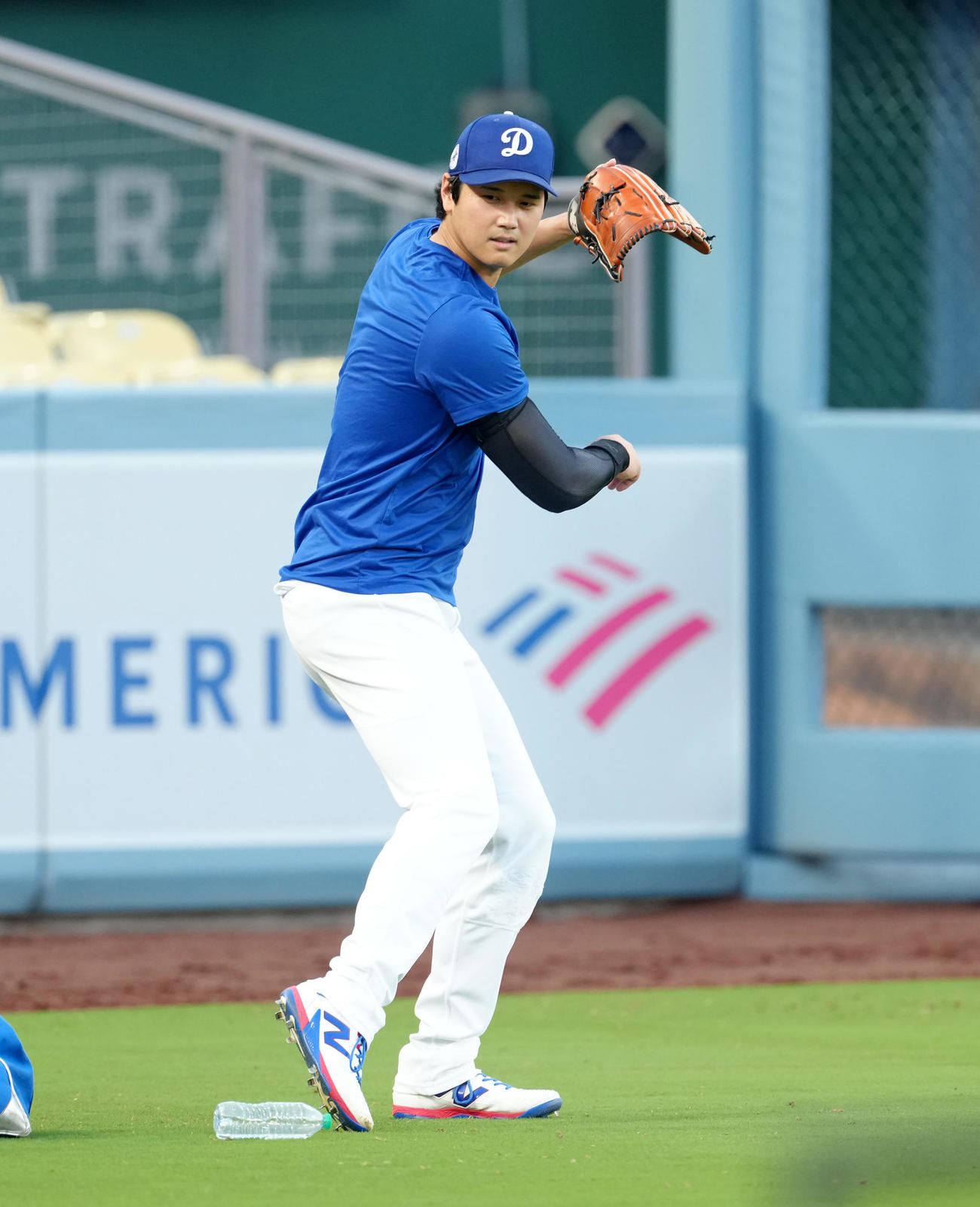 地区シリーズ・ドジャース対フィリーズ　前日練習でキャッチボールを終え、打の構えをするドジャース大谷（撮影・菅敏）
