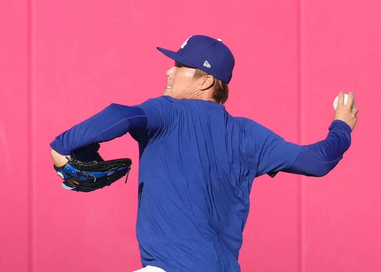 地区シリーズ・ドジャース対フィリーズ　前日練習でキャッチボールをするドジャース山本（撮影・菅敏）